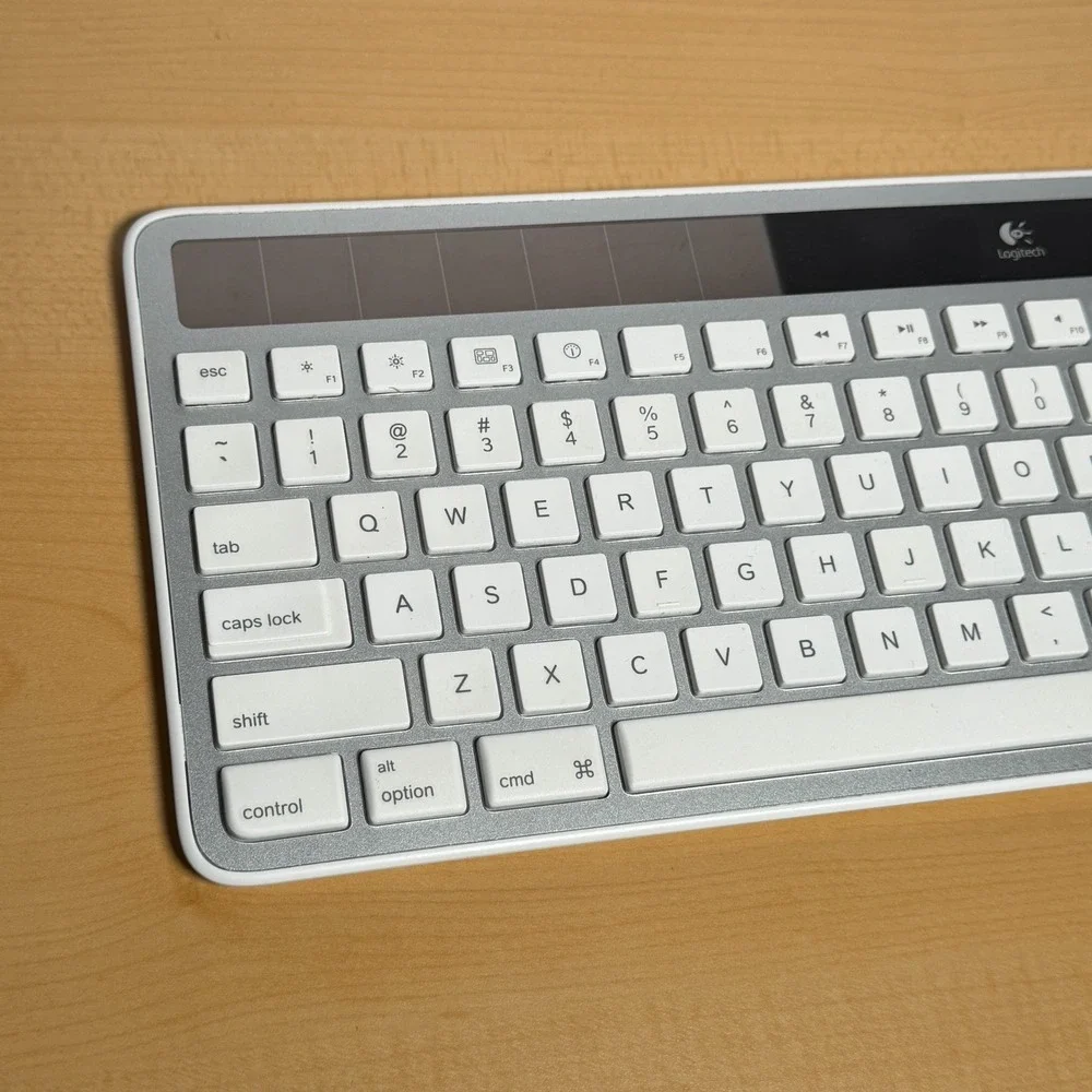 Logitech K750 Wireless Solar Keyboard +Dongle Receiver +NEW BATTERY-White